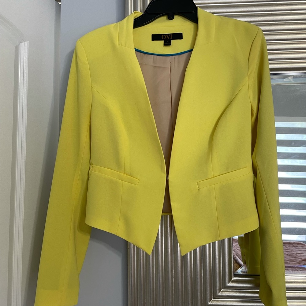 Beautiful yellow blazer. Size Large but fit for Medium too.